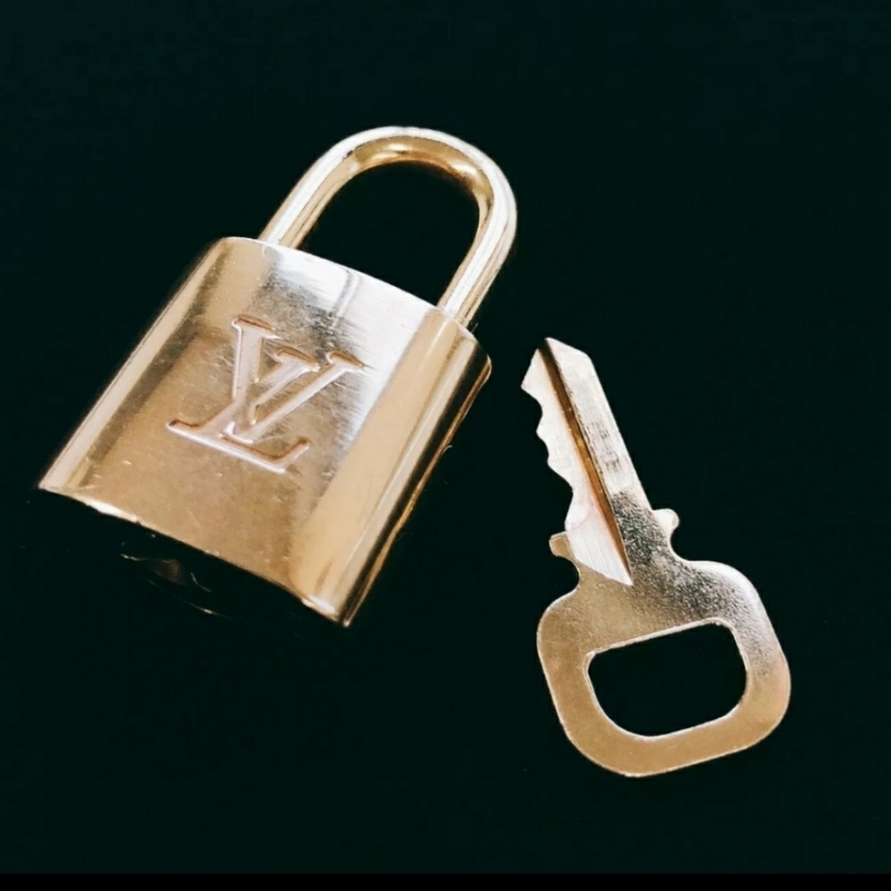 100% Auth Louis Vuitton 1 Lock and 1 Key Excellent - Picture 4 of 4